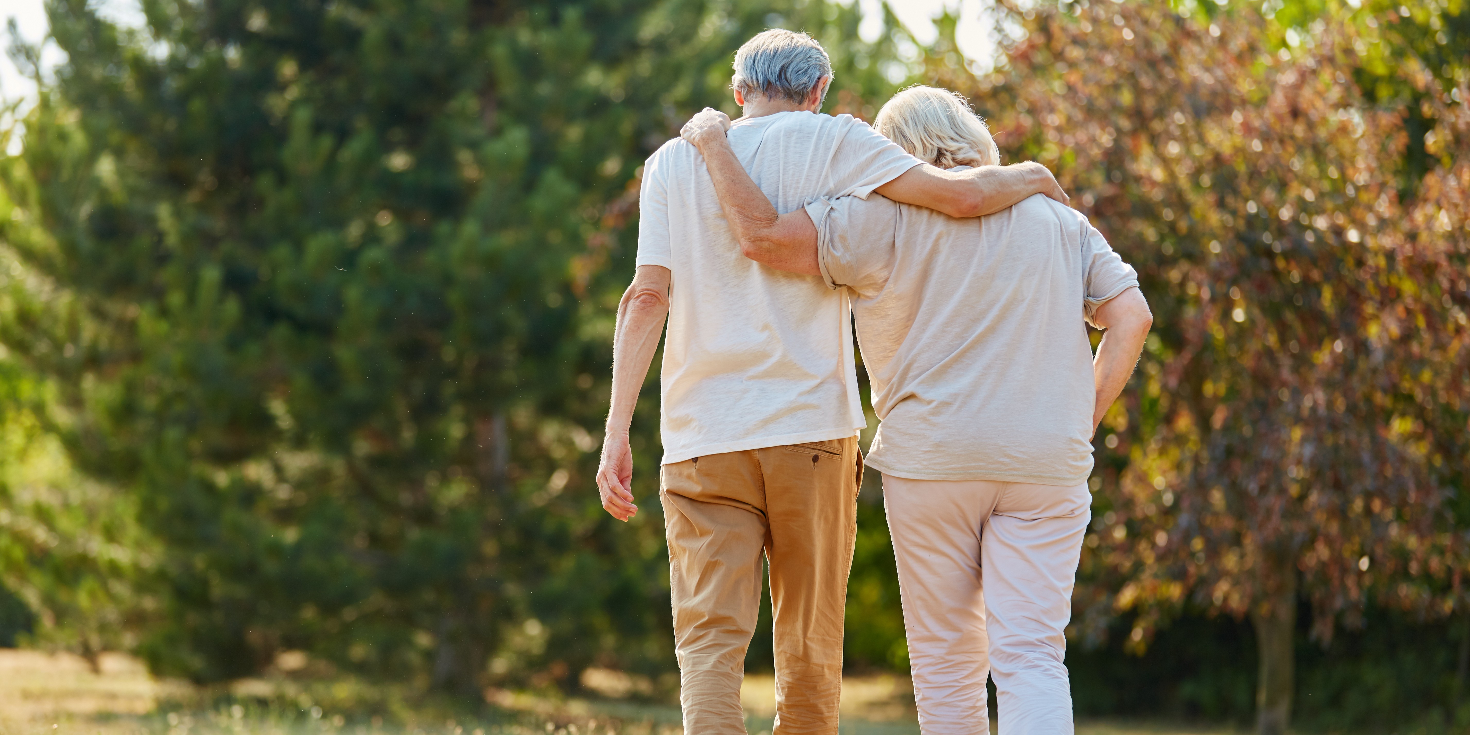 Mann und Frau laufen Arm in Arm
