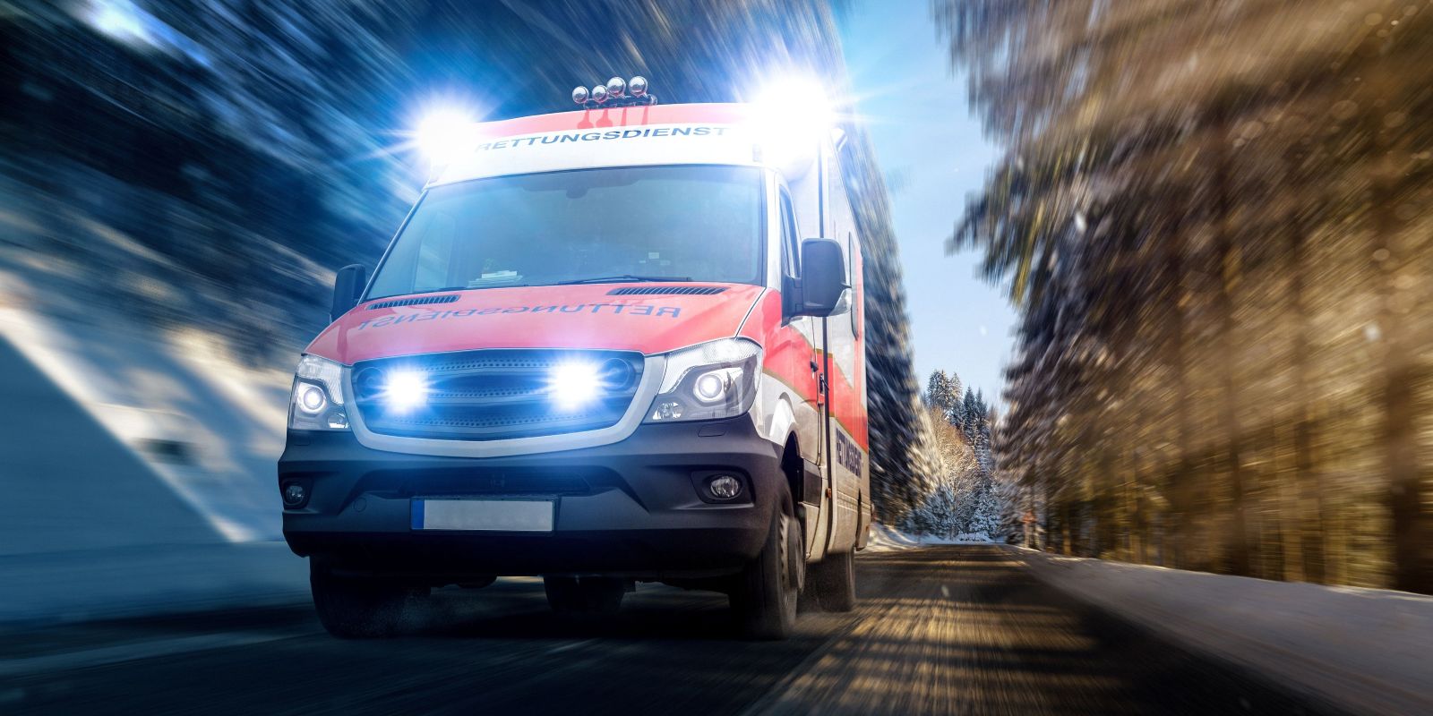 Ein Rettungswagen auf dem Weg zum Einsatzort