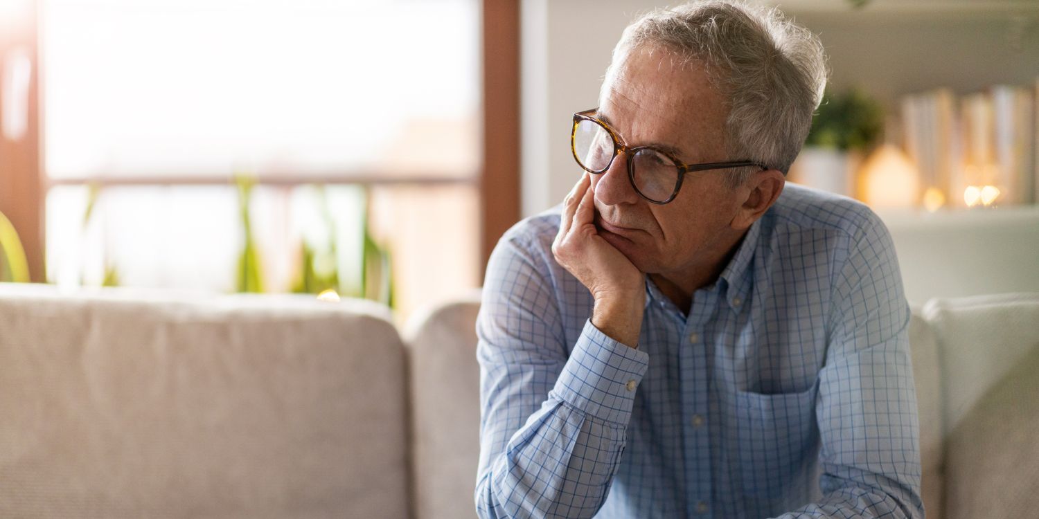 Mann schaut besorgt zur Seite