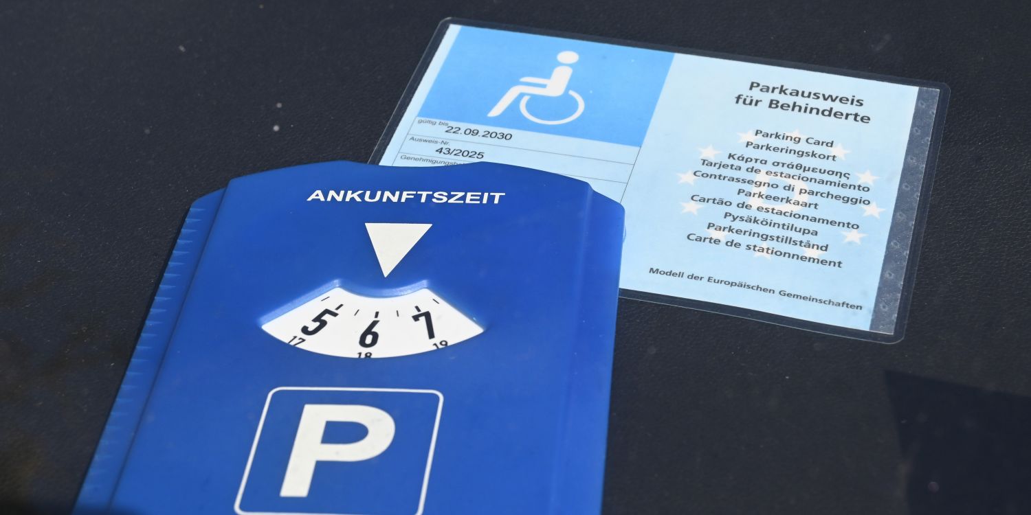 Scherbehindertenausweis und Parkscheibe