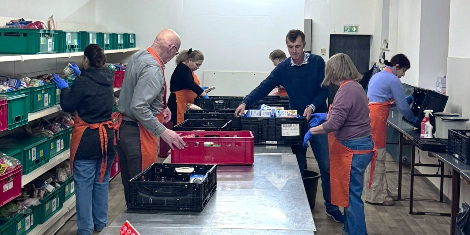 Menschen bei der Tafel