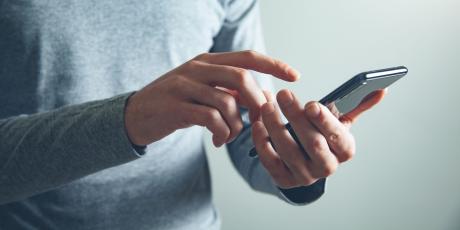 Hände am Smartphone